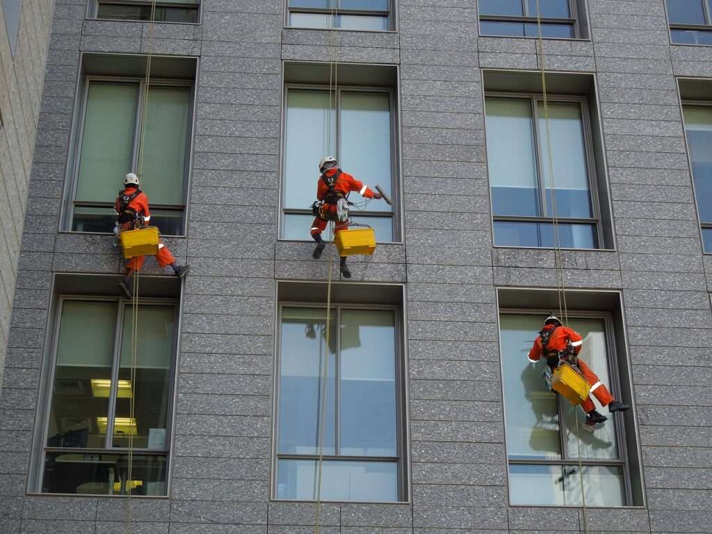 Fensterreinigung als ein Baustein des Gebäudeservice für Wohn- und Gewerbeobjekte in Berlin
