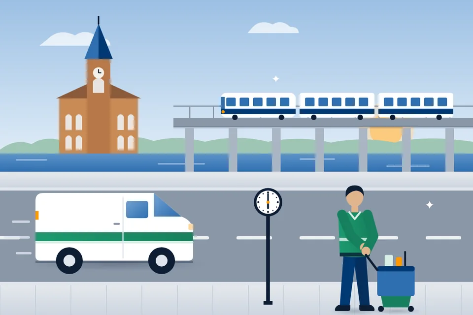 Reinigungstransporter fährt frühmorgens unter der S-Bahn-Brücke entlang, eine Straßenuhr zeigt sechs Uhr, hinten das Rathaus Köpenick