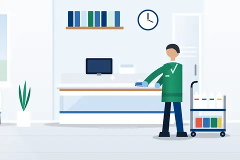 Reinigungskraft mit Einmalhandschuhen desinfiziert per Wischverfahren den Empfangstresen einer hellen Arztpraxis, daneben Wartebereich